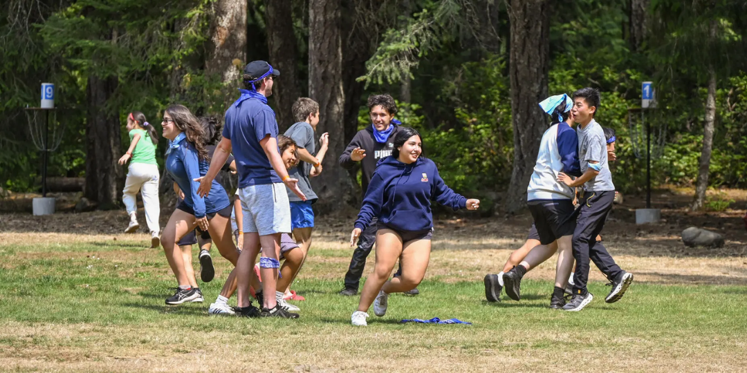 Jovens em sala de aula criativa